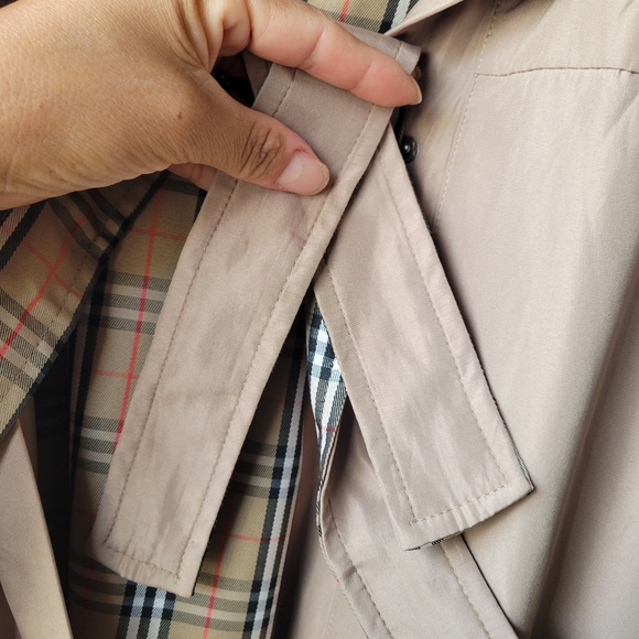 Tan Burberry VTG Women's Trench Coat  Size M Zip Buttons Tan Long Sleeve No Hood - Picture 13 of 16